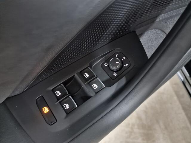 Volkswagen PASSAT Variant 1.5 eHybrid R-Line 272pk | Leren bekleding | Elek. Trekhaak | Stoelventilatie