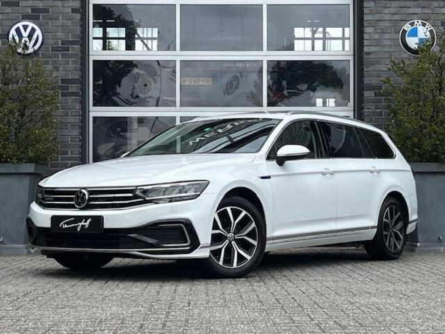 Volkswagen PASSAT 1.4 TSI GTE MASSAGE - PANO. DAK - CAMERA - TREKH.