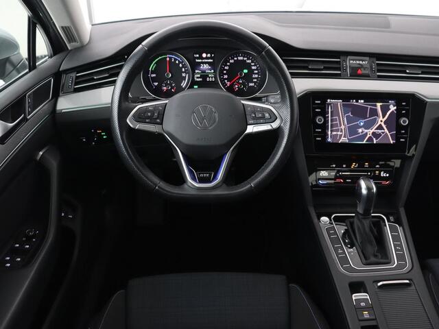 Volkswagen PASSAT 1.4 TSI PHEV GTE | Trekhaak | Camera | Adaptive cruise | Carplay | Navigatie | Matrix LED | Parkeerhulp | Bluetooth
