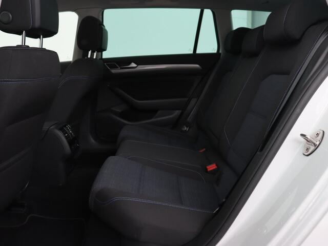 Volkswagen PASSAT 1.4 TSI PHEV GTE | Panoramadak | Stoelverwarming | Trekhaak | Camera | Adaptive cruise | Matrix LED | Carplay | Navigatie