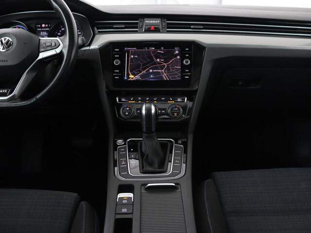 Volkswagen PASSAT 1.4 TSI PHEV GTE | Panoramadak | Stoelverwarming | Trekhaak | Camera | Adaptive cruise | Matrix LED | Carplay | Navigatie