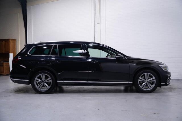 Volkswagen PASSAT Variant 1.5 TSI R-Line Business + Apple-carplay DAB ACC NAP stoelverwarming digi-cockpit navigatie sportinterieur trekhaak private-glas electrische achterklep camera