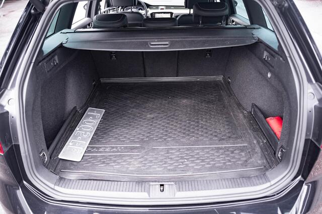 Volkswagen PASSAT Variant 1.5 TSI R-Line Business + Apple-carplay DAB ACC NAP stoelverwarming digi-cockpit navigatie sportinterieur trekhaak private-glas electrische achterklep camera
