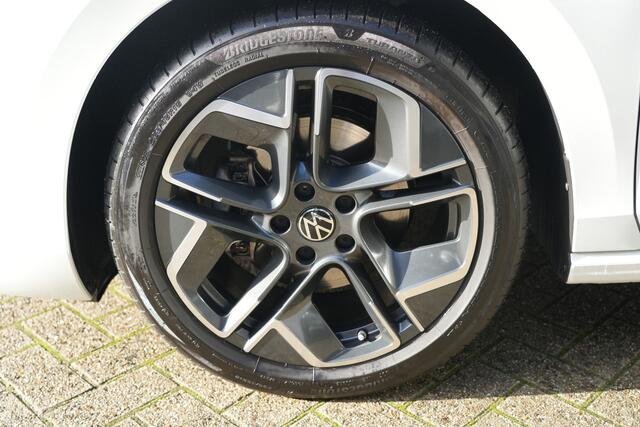 Volkswagen PASSAT Variant 1.5 eTSI Elegance Business 150pk Panoramadak/Stoelverwarming/360Camera