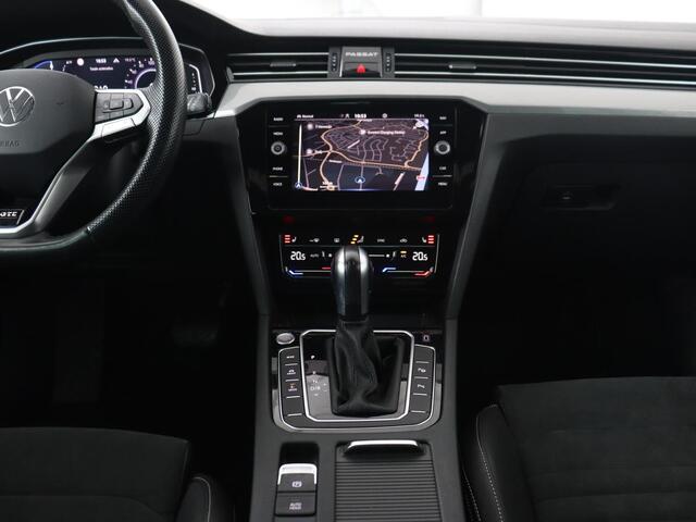 Volkswagen PASSAT 1.4 TSI PHEV GTE | Panoramadak | Stoelverwarming | Camera | Virtual Cockpit | Leder/Alcantara | Carplay | Matrix LED | Massage | Navigatie | Dodehoek detectie