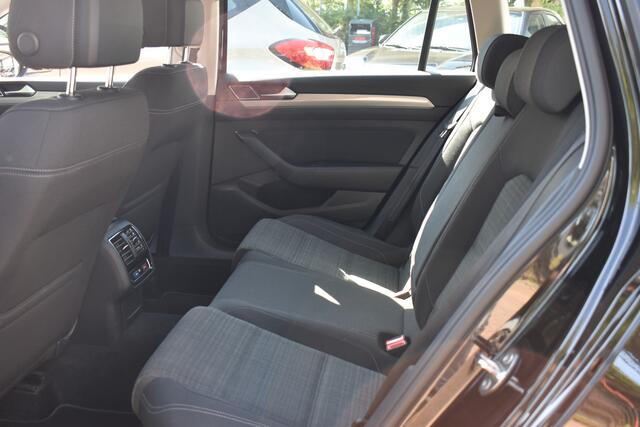 Volkswagen PASSAT Variant 1.5 TSI Comfort Business Navigatie | Camera | Stoelverwarming | ACC | 12 mnd BOVAG garantie Whatsapp 06-53188999