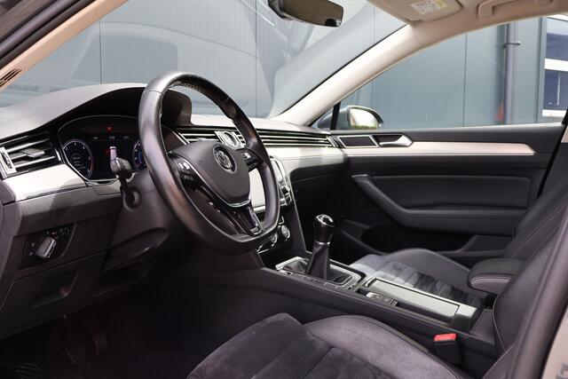 Volkswagen PASSAT Variant 2.0 TDI Highline 150pk | Active Info Display | Camera | Leer / Alcantara | Apple Carplay / Android Auto | Stoelverwarming | Trekhaak