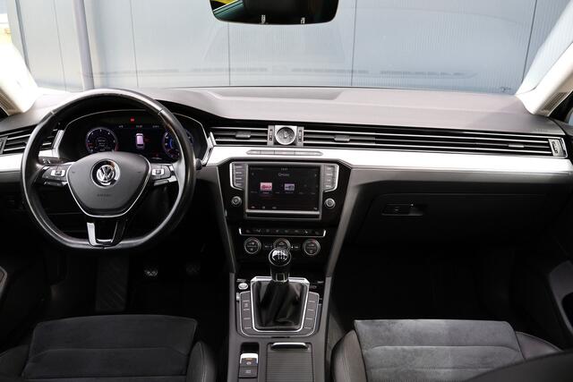 Volkswagen PASSAT Variant 2.0 TDI Highline 150pk | Active Info Display | Camera | Leer / Alcantara | Apple Carplay / Android Auto | Stoelverwarming | Trekhaak