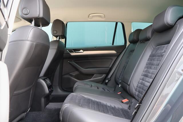 Volkswagen PASSAT Variant 2.0 TDI Highline 150pk | Active Info Display | Camera | Leer / Alcantara | Apple Carplay / Android Auto | Stoelverwarming | Trekhaak