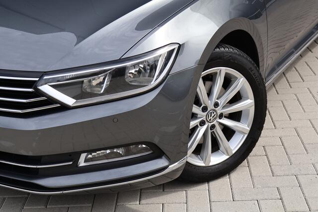 Volkswagen PASSAT Variant 2.0 TDI Highline 150pk | Active Info Display | Camera | Leer / Alcantara | Apple Carplay / Android Auto | Stoelverwarming | Trekhaak