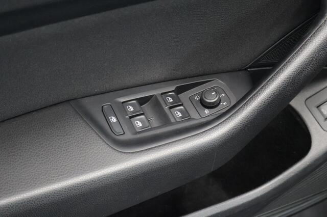 Volkswagen PASSAT 1.5 TSI Comfort Business Automaat | Navigatie | Camera | LED