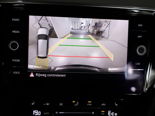 Volkswagen PASSAT 1.4 TSI PHEV GTE Business 218 pk Automaat (DSG) | Navigatie | Panoramadak | Parkeersensoren (Park assist) | Achteruitrijcamera | Matrix LED koplampen | Stoelverwarming |