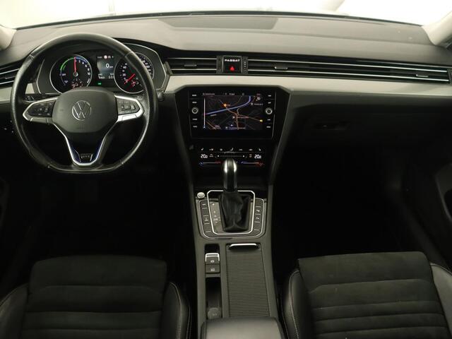 Volkswagen PASSAT 1.4 TSI PHEV GTE | Stoelverwarming | Massage | Leder/Alcantara | Camera | Carplay | Navigatie | Matrix LED | Adaptive cruise | Climate control | 18'' lichtmetalen velgen