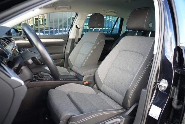 Volkswagen PASSAT Variant 1.5 eTSI Business Navigatie/Trekhaak/Parkeersensoren