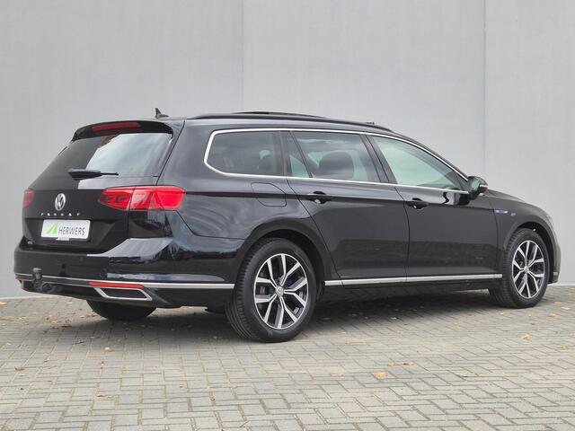 Volkswagen PASSAT Variant 1.4 TSI DSG6 GTE Business Automaat / Pack Adventure / Trekgewicht 1600 kg / Elektrisch wegklapbare trekhaak / Glazen schuif- en kanteldak / Elektrische achterklep / Achteruitrijcamera / Keyless Entry/Start / Stoelverwarming /