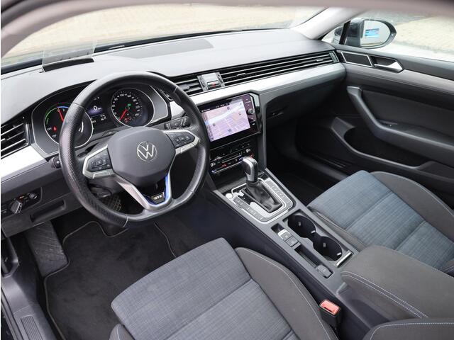 Volkswagen PASSAT Variant GTE 1.4 TSI PHEV 218PK | Panodak | Head-up | Keyless | IQ Light Matrix LED | Achteruitrijcamera | Trekhaak | Elektrische kofferklep |