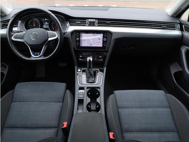 Volkswagen PASSAT Variant GTE 1.4 TSI PHEV 218PK | Panodak | Head-up | Keyless | IQ Light Matrix LED | Achteruitrijcamera | Trekhaak | Elektrische kofferklep |