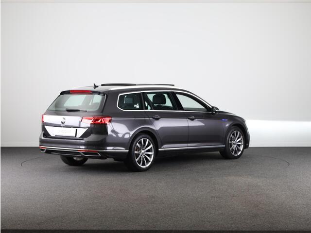 Volkswagen PASSAT Variant 1.4 TSI PHEV GTE Business 218 pk Automaat (DSG) | Trekhaak | Panoramadak | Parkeersensoren (Park assist) | Achteruitrijcamera | Adaptieve cruise control | Stoelverwarming |