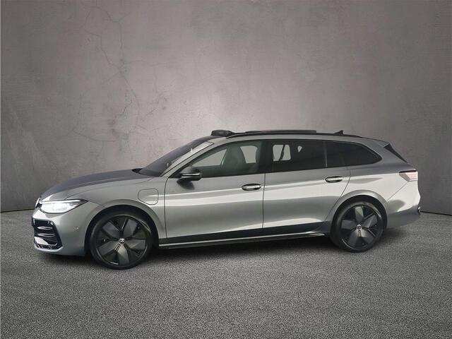 Volkswagen PASSAT Variant R-Line Edition 1.5 TSI eHybrid 272pk DSG Automaat Trekhaak, Panoramadak, Harman Kardon audio, Adaptive cruise control, Black Style