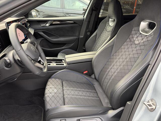 Volkswagen PASSAT Variant 1.5 eHybrid 272 Pk Automaat R-Line Edition | Trekhaak | 360° Camera | Panoramadak | Digitale Cockpit | Sporstoelen | Adaptive Cruise | Head-up | Carplay | 18 Inch | 13.658 Km!!