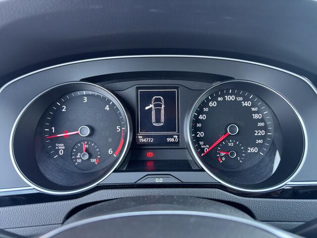 Volkswagen PASSAT Variant 1.6 TDI Connected Series TREKHAAK / FULL LED / CAMERA / CARPLAY / DAB+ / CRUISE / PDC / NL-AUTO