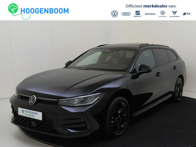 Volkswagen PASSAT Variant 1.5 eHybrid R-Line Edition | Panoramadak | Trekhaak | Head-up display | Parkeerassistent | Black style | Adaptieve demping | Stoelverwarming voor en achter | Dodehoek detectie |