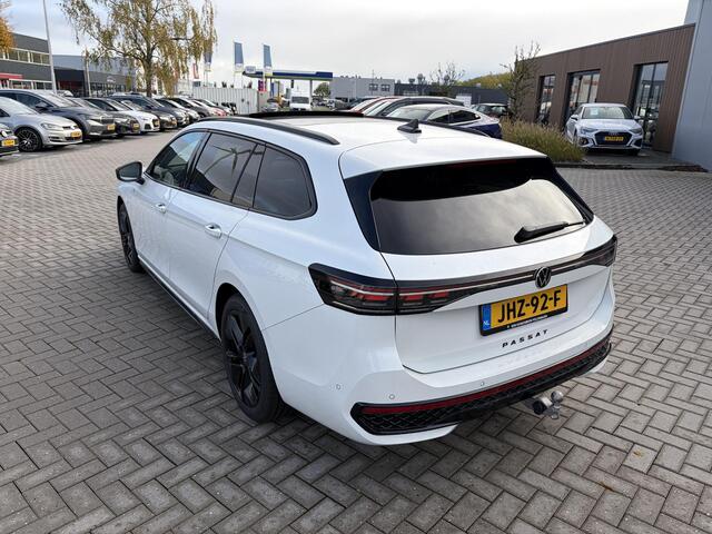 Volkswagen PASSAT Variant 1.5 eHybrid 272 Pk Automaat R-Line Edition | Matrix LED | Panoramadak | Head-Up | Black Style | Trekhaak | 18" | 19.087 Km!!