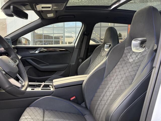 Volkswagen PASSAT Variant 1.5 eHybrid 272 Pk Automaat R-Line Edition | Matrix LED | Panoramadak | Head-Up | Black Style | Trekhaak | 18" | 19.087 Km!!