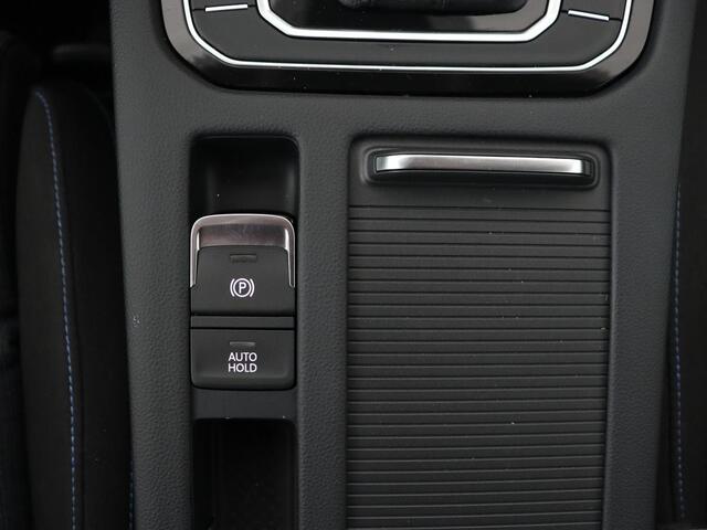 Volkswagen PASSAT 1.4 TSI PHEV GTE | Stoelverwarming | Massage | Camera | Adaptive cruise | Carplay | Matrix LED | Navigatie | Plug In