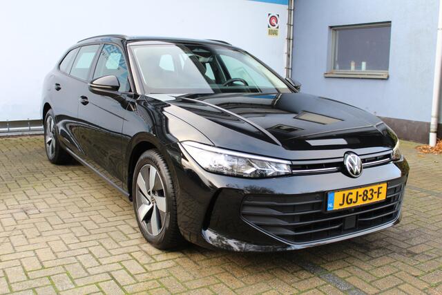 Volkswagen PASSAT Variant 1.5 eTSI 150 pk | Incl. 12 maanden Garantie | Stoel/stuur verwarming | Achteruitrijcamera | Adaptive cruise controle | Dodehoekdetectie | Parkeersensoren V+A | Navigatie | Apple CarPlay/Android Auto | Draadloze telefoonlader | Climate controle | L