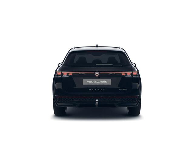 Volkswagen PASSAT R-Line Edition 1.5 eHybrid 204 PK | Panoramadak | Trekhaak | 360 Camera | Sportstoelen | Stoel- & Stuurverwarming |