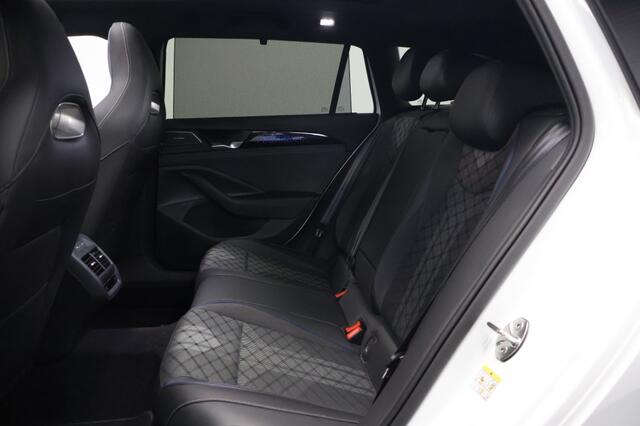 Volkswagen PASSAT 1.5 eHybrid R-Line Edition | Panoramadak | Trekhaak | H&K | ACC