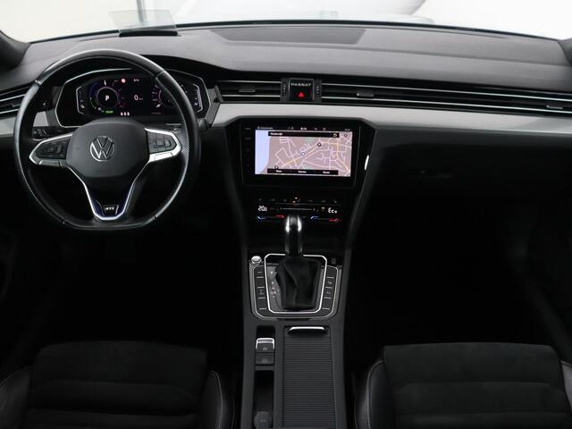 Volkswagen PASSAT 1.4 TSI PHEV GTE | Head-Up | Stoelverwarming | Trekhaak | Leder/Alcantara | Camera | Massage | Virtual Cockpit | Adaptive cruise | Matrix LED | Carplay | Side Assist | Navigatie | Plug In
