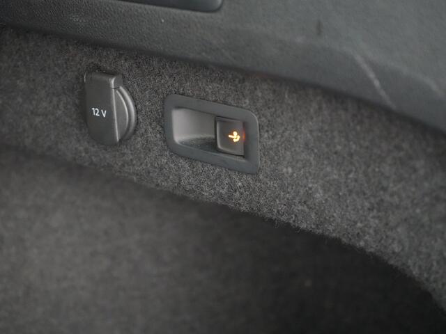 Volkswagen PASSAT Variant 1.4 TSI GTE Business Plug In Hybrid 218pk Dealer O.H PHEV | Trekhaak Af Fabriek | Panodak | Adaptive Cruise | Camera | Alcantara Sportstoelen Massage & Verwarmd | Apple Carplay | Navigatie | Keyless | Virtual | DAB |