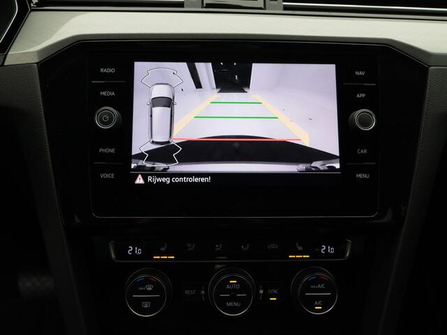 Volkswagen PASSAT Variant 1.5 TSi 150 Pk Automaat Comfort Business | Adaptive Cruise | Stoelverwarming | CarPlay | Achteruitrijcamera | Trekhaak | 16 Inch | 101.536 Km!!