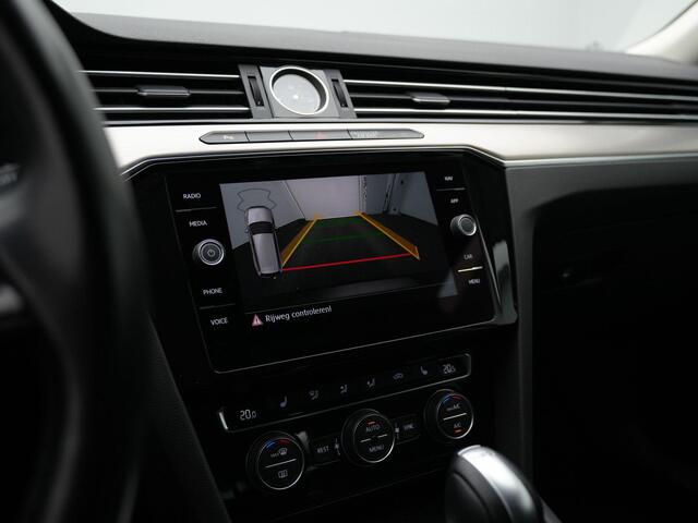 Volkswagen PASSAT Variant 1.5 TSI 150 pk DSG Highline Business | Achteruitrijcamera | Navigatie | Stoelverwarming | Leder/alcantara | Adaptive Cruise