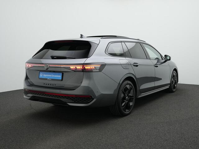Volkswagen PASSAT Variant 1.5 eHybrid 272 pk DSG R-Line Edition | Panoramadak | Trekhaak | Adaptief onderstel | Head-up display | Rondomzicht camera | Harman/Kardon | IQ Light