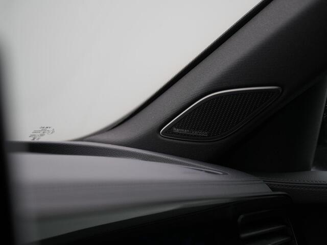 Volkswagen PASSAT Variant 1.5 eHybrid 272 pk DSG R-Line Edition | Panoramadak | Trekhaak | Adaptief onderstel | Head-up display | Rondomzicht camera | Harman/Kardon | IQ Light