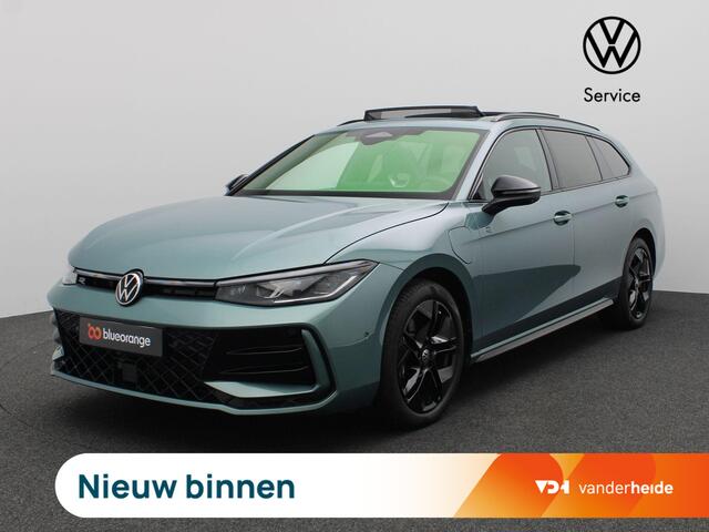 Volkswagen PASSAT Variant 1.5 eHybrid R-Line Edition 272PK DSG SOH 100%, Black Style, Pano-Schuifdak, Trekhaak, Lederen Bekleding, Memorystoel, 360gr. Camera, Stoel-Stuurverwarming, 18" LM Velgen