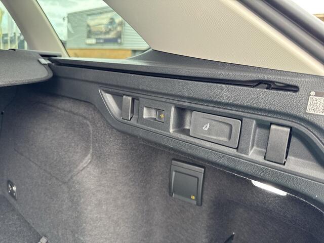 Volkswagen PASSAT Variant 1.5 eHybrid Business | Trekhaak | ACC | HUD | Stoelverwarming |