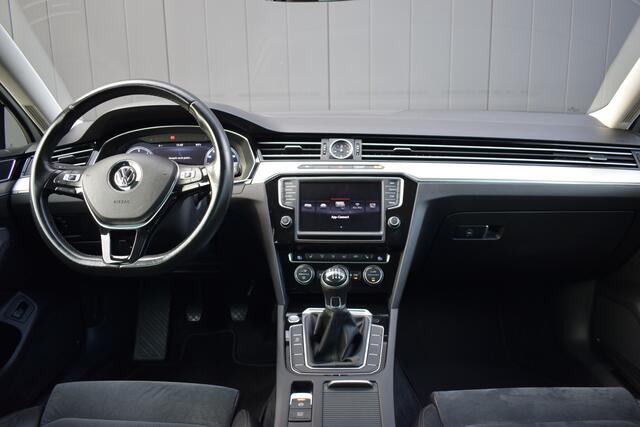 Volkswagen PASSAT Variant 1.6 TDi Highline R-Line LED | Leder/Alcantara | Carplay | Virtual | Camera | Trekhaak | Sportstoelen