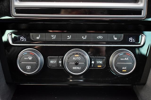 Volkswagen PASSAT Variant 1.6 TDi Highline R-Line LED | Leder/Alcantara | Carplay | Virtual | Camera | Trekhaak | Sportstoelen