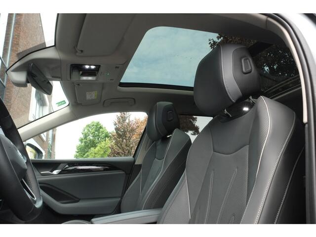 Volkswagen PASSAT Variant 1.5 eHybrid Elegance Business Trekhaak, Panoramadak, Ach