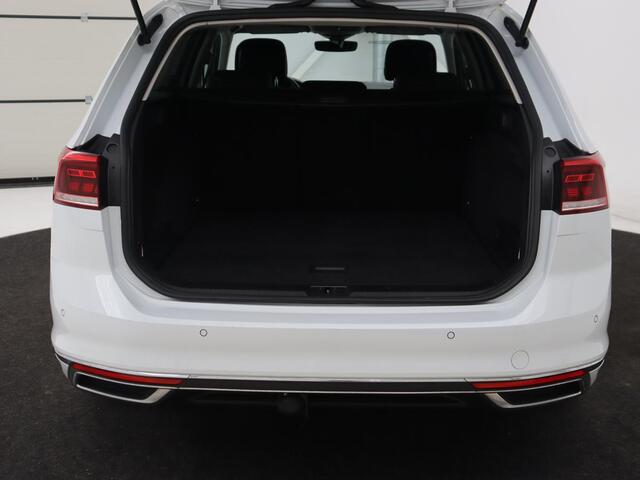 Volkswagen PASSAT 1.5 TSI Comfort Business | Stoelverwarming | Leder/Alcantara | Trekhaak | Adaptive cruise | Navigatie | Full LED | Parkeerhulp | Climate control | Bluetooth