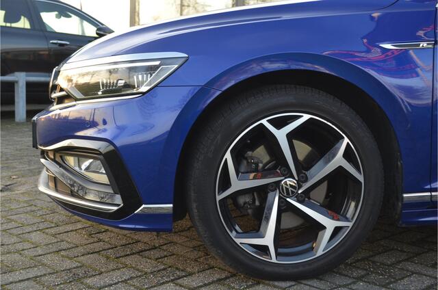 Volkswagen PASSAT Variant 1.5 TSI 2X R-Line Pano | Vol Leer | Camera | Carplay Stoelmassage | Elekt verst. | Trekhaak