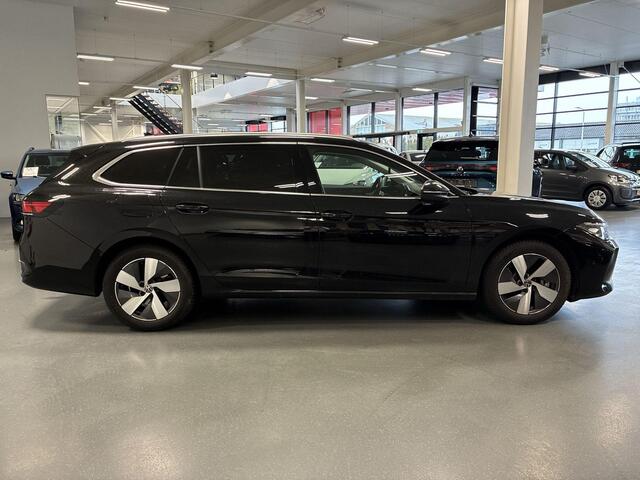 Volkswagen PASSAT Variant 1.5 eHybrid 204pk DSG Business · Camera · Head-Up Display · Side Assist · Elek. Voorstoelen + Massage · Apple/Android Car Play · Stuur- & Stoelverwarming · Garantie t/m 13-05-2027
