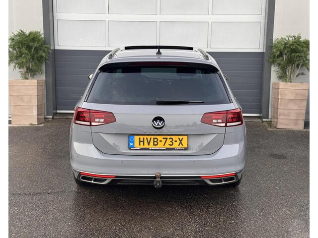 Volkswagen PASSAT Variant 1.5 TSI R-Line Business + / PANO / NAV I/ TREKHAAK / GARANTIE /