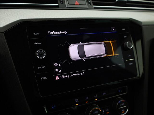 Volkswagen PASSAT Variant 1.5TSI/150PK DSG Comfort Business DSG · Navigatie · Trekhaak · Apple/Android Car Play ·