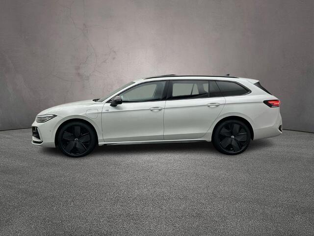 Volkswagen PASSAT Variant R-Line Edition 1.5 TSI eHybrid 272pk DSG Automaat Trekhaak, Harman Kardon audio, Panoramadak, Adaptive cruise control, Black style