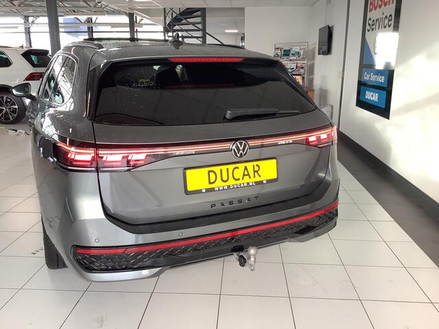 Volkswagen PASSAT Variant 1.5 eHybrid R-Line Edition 200 KW Panoramadak /trekhaak /IQ Light /220v aansluiting 2 elec stoelen met geheugen